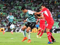 Acción del partido entre Santos y Xolos este sábado. MEXSPORT / L. Fuentes