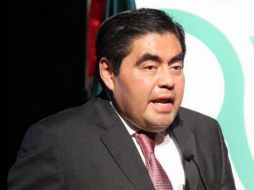 'El político aparece cada día más distante y ajeno, por lo tanto, sujeto de desconfianza y de reservas', comenta Barbosa. TWITTER / @MBarbosaMX