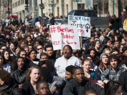 Los protestantes tenían pancartas en las que se leía 'Las vidas de los negros importan'. AFP / S. Olson