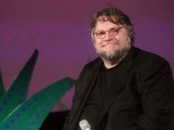 Guillermo prometió firmar cada uno de los artículos relacionados a su obra que el público llevó a la improvisada conferencia. EL INFORMADOR / A. Hinojosa