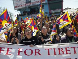 Mientras algunos manifestantes coreaban 'Tíbet Libre', otros fromaron una cadena humana ante la embajada de China en Nueva Delhi. AP / A. Bhatia