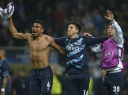 Héctor Herrera (c) y el brasileño Casemiro (izq) completaron la goleada en el segundo tiempo. AFP / M. Riopa