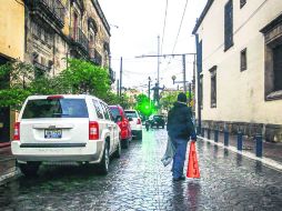 Pese a que algunos diputados optaron por no estacionarse en la Zona 30 de Pino Suárez,hubo automovilistas que aprovecharon esos lugares EL INFORMADOR / A. García