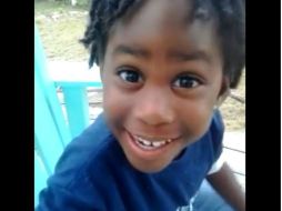 La pequeña se muestra sonriente cuando le habla a su madre del incidente que tuvo con un compañero de clase. FACEBOOK / Sonya Love Siahj