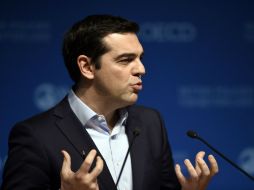Tsipras firma un acuerdo el jueves con la OCDE de cooperación en las reformas. AFP / E. Feferberg