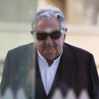 Mujica suspende por cansancio participación en un acto político