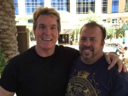 El actor de 60 años (i) se prepara para participar en la nueva entrega de 'Ted'. TWITTER / @RealSamJJones