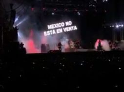 Durante su presentación aparecieron varias leyendas en contra del gobierno. ESPECIAL / Coca.TV