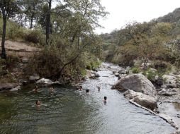 A pesar del clima, algunas familias se dieron cita en el lugar ayer por la mañana. EL INFORMADOR / A. Camacho
