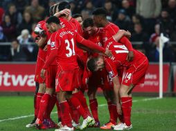 La victoria les permitió sumar tres puntos para llegar a 54 y meterse de lleno a la pelea por un boleto para la Champions. EFE / G. Caddick