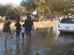 Las inundaciones han alcanzado niveles de hasta 50 centímetros sobre las vialidades en Tomatlán. TWITTER / @PCJalisco