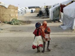 Ami y Ashbu, de tres años, caminan en el campamento de refugiados Zafaye, en N'djamena (Chad), donde viven con cinco mil refugiados. AP / J. Delay