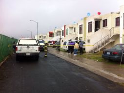 Cuando las autoridades llegan al lugar, la luz del faro del vehículo aún se hallaba encendida. ESPECIAL /