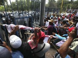 Los manifestantes intentaron derivar las vallas instaladas sobre la calzada Chivatito. SUN / F. Ramírez