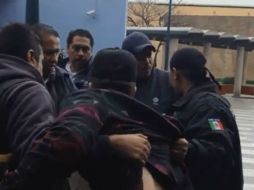 La tarde del martes circuló en redes sociales la irrupción de los elementos en la universidad. YOUTUBE / Papi Chulo