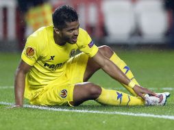 Los villarrealenses reaccionaron tras el empate marcado por Giovani Dos Santos de falta directa, pero se quedaron con uno menos. EFE / J. Muñoz