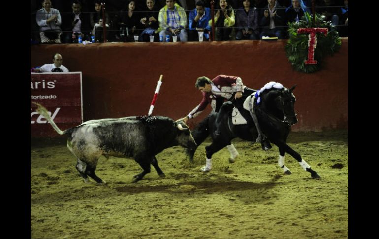El navarro Pablo Hermoso de Mendoza demostró ayer en la plaza de toros El Centenario de Tlaquepaque por qué es el número uno. EL INFORMADOR / J. Mendoza