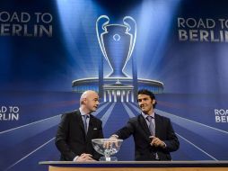 El secretario general de la UEFA, Gianni Infantino (izquierda) y el embajador del organismo, Karl-Heinz Riedle, durante el sorteo. AFP / F. Coffrini