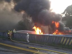 Además de personal de Pemex, también se encuentran en el lugar bomberos y elementos de Protección Civil municipal. TWITTER / @danoga
