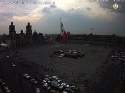 De inmediato se procedió a la evacuación preventiva de edificios en el primer cuadro de la Ciudad de México. ESPECIAL / WebcamsDeMexico.com