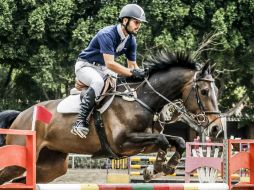 Arturo Navarro, a lomos de 'Chiquita MM', supera uno de los obstáculos durante su recorrido en la libre a 1.30 metros. EL INFORMADOR / A. Hernández