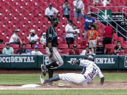 Acción del juego entre Saraperos y Sultanes de Monterrey en el Estadio de Charros. EL INFORMADOR / A. Hernández