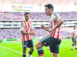 Baile de primera. Omar Bravo celebra la única anotación marcada ayer en el Omnilife. MEXSPORT / A. Macías