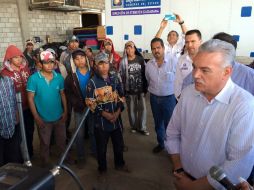 El gobernador detalla que él personalmente acudió a verificar que la empresa cumpliera con los pagos acordados a los indígenas. FACEBOOK / Marcos Covarrubias