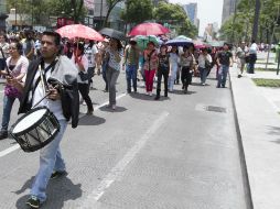 Los estudiantes, a pesar de obstaculizar el tránsito vehicular, quieren una oportunidad para exponer sus peticiones. NTX / ARCHIVO