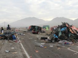 Se observaron asientos de los buses en medio de la pista junto a maletas, neumáticos y fierros destrozados. AP / M. Estrada