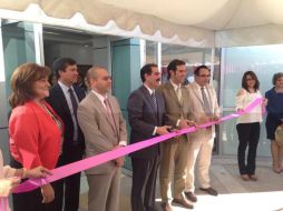 Lorenzo Córdova, acompañado del gobernador Guillermo Padrés, cortaron el listón inaugural del nuevo edificio del INE. TWITTER / @INEMexico