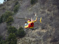 Un helicóptero de los servicios de seguridad civil de Francia vuela cerca del área del accidente. AFP / B. Horvat