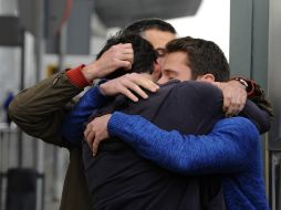 Familiares de las víctimas se consuelan entre ellos. Autoridades piden a los vecinos no acercarse a la zona del accidente. AP / M. Fernandez