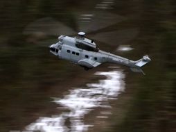 Un helicóptero del Ejército francés vuela sobre el lugar del accidente durante una operación de búsqueda. AFP / D. Bois