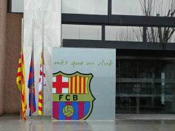 Las banderas de las oficinas del club están a media asta. ESPECIAL / fcbarcelona.es