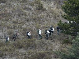 Soldados franceses escalan la montaña cerca del lugar del accidente aéreo. AFP / B. Horvat
