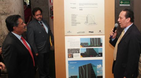 En el patio central de la presidencia municipal fueron colocadas unas láminas con las especificaciones generales de cada proyecto. ESPECIAL / Ayuntamiento de Guadalajara