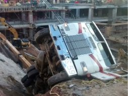 El camión de volteo quedó su costado izquierdo y no se fue hasta el fondo ya que se detuvo en la misma construcción. ESPECIAL /