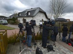Medios de comunicación y la policía permanecen afuera de la casa del copiloto Andreas Lubitz. AFP / R. Pfeil