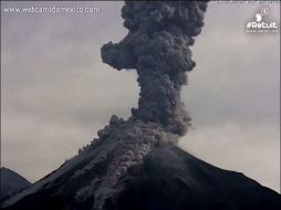 En poco más de 30 segundos la grabación muestra la espectacular fumarola en el Volcán de Colima. ESPECIAL / WebcamsDeMexico.com