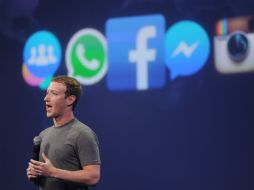 El fundador de facebook, Mark Zuckerberg, anuncia los cambios que tendrá la red, en el marco de la conferencia F8. AFP / J.  Edelson