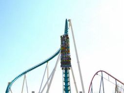 La montaña 'Furia 325' alcanza una velocidad de 94 millas por hora, tiene un trayecto de 1.2 millas en tres minutos y 25 segundos. TWITTER / @CarowindsPark