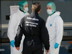 Expertos forenses trabajan cerca de la zona de investigación y de recuperación de restos. AP / C. Paris