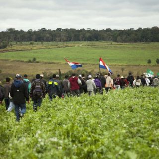 Campesinos paraguayos incendian hacienda ganadera