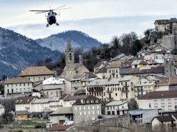 El padre del copiloto acude al lugar junto con los allegados de los miembros de la tripulación, sin mezclarse con las de los pasajeros. AFP / J. Pachoud