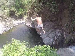 Imagen del deportista a mitad de su salto desde un risco en Costa Rica. FACEBOOK / Tom Brady