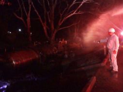 Protección Civil de Tabasco informó que la explosión se debió a los vapores que emanaban del hidrocarburo derramado de la pipa. TWITTER / @ProcivilTabasco