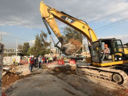 Personal del SIAPA labora en el sitio para hacer la reparación. FACEBOOK / Siapa Gdl