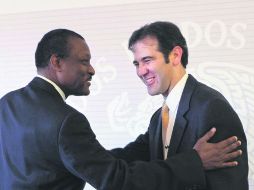 Destaca alianza internacional. El consejero del INE, Lorenzo Córdova (derecha), dialoga con los diplomáticos extranjeros en la reunión. NTX /