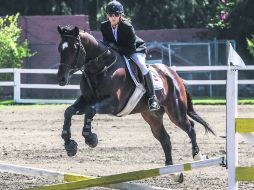 Con saltos a bajas alturas, jóvenes binomios prueban lo que es participar en circuitos ecuestres profesionales. EL INFORMADOR / A. Hernández